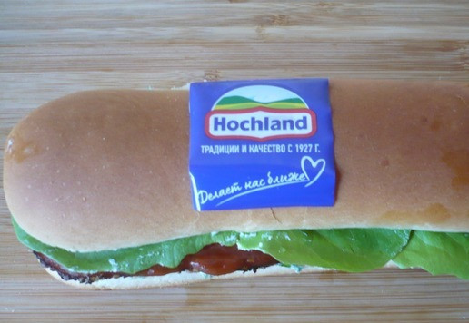 1. Этап. Сэндвичи с плавленым сыром и баклажанами: Накройте сэндвич второй половинкой булочки.