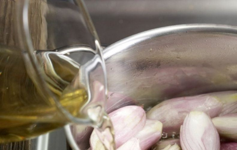 1. Этап. Бальзамический соус: Лук шалот очистите и вымойте. Разрежьте каждую луковицу на две части. Выложите лук в сотейник или кастрюльку, влейте к нему бульон и варите двадцать минут на медленном огне.