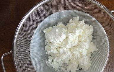 1. Этап. Сырники из творога и сметаны: Протираем творог через сито.