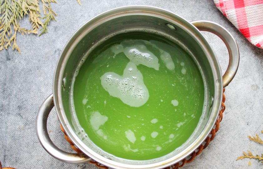 1. Этап. Томатно-огуречный сок: Огурцы порежьте и отожмите сок через соковыжималку.