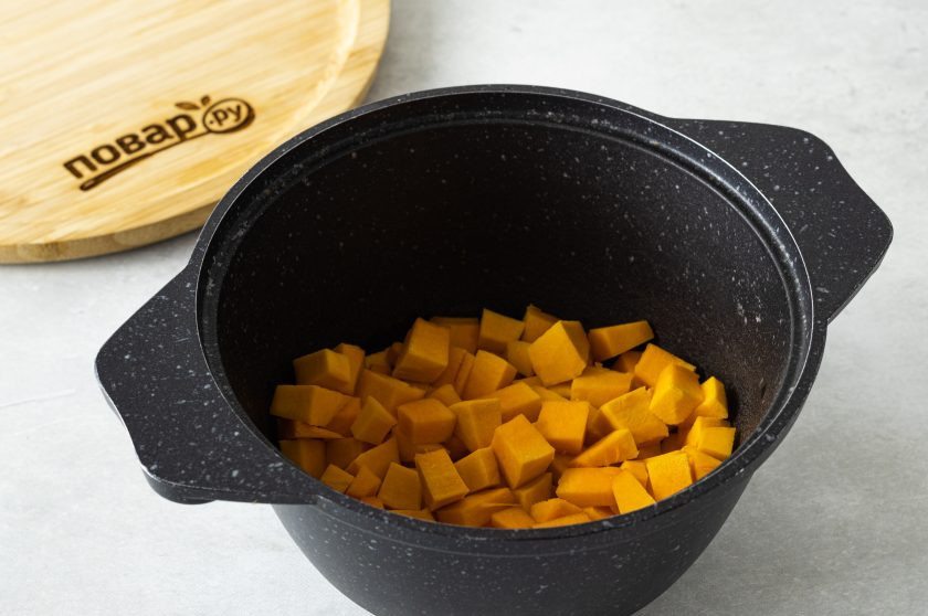 1. Этап. Варенье из тыквы без сахара: Тыкву очистите от кожуры и удалите семена. Нарежьте на маленькие кубики.