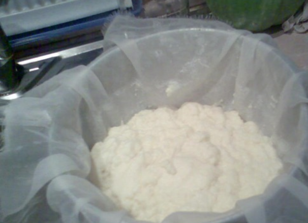 1. Этап. Cыр ольтермани в домашних условиях: Откидываем массу на дуршлаг, предварительно застелив его марлей. Даем 