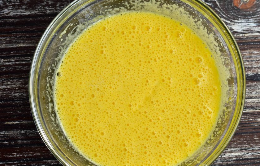 1. Этап. Пирог Зебра на молоке: Хорошо все взбейте миксером.