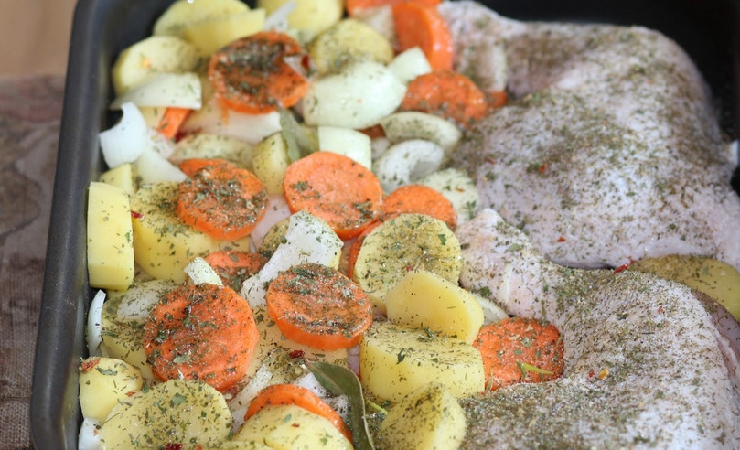 1. Этап. Куриные окорочка с картошкой в духовке: Порезанные овощи перемешиваем и выкладываем к курице. Сверху присыпаем специями, солью и перцем. Вливаем 200 мл. воды — и отправляем блюдо в духовку на 1 час. Температура — 200 градусов.