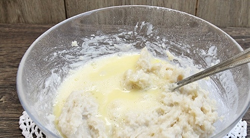 1. Этап. Вареники с вишнями (заварное тесто): 1. 1,5 стакана муки просеиваем в миску, в центре делаем углубление и вливаем подсолнечное масло, после чего вливаем кипяток и ложкой перемешиваем тесто до однородности, оставляем остывать на 5-7 минут. В другой миске взбиваем яйцо, после чего переливаем его к тесту и подсыпаем муку, делаем замес.