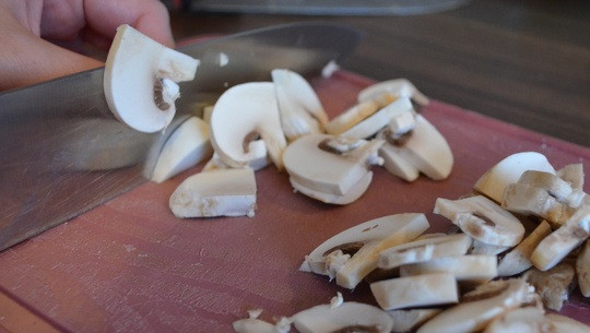 1. Этап. Сырно-грибной соус: Грибы промойте и нарежьте пластинками.