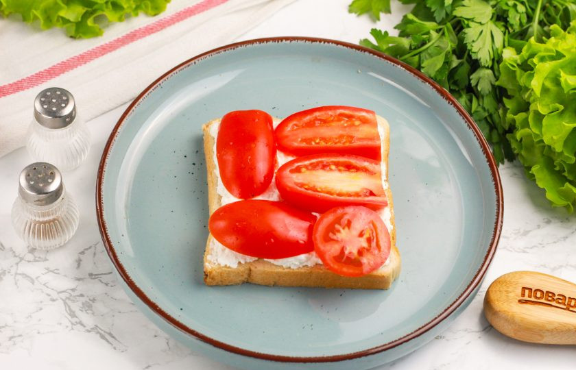 1. Этап. Сэндвич с креветками: Промойте помидоры и вырежьте зеленые сердцевинки. Нарежьте ломтиками и выложите на сыр.