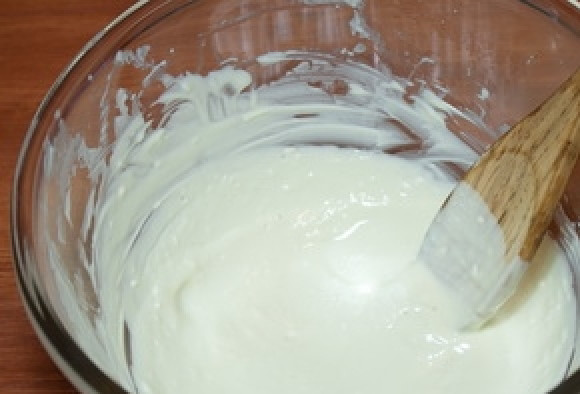 1. Этап. Конфеты с белым шоколадом: 4. Поломайте белый шоколад и выложите в термостойкую посуду. Растопите его, используя один из двух способов: в микроволновой печи или на водяной бане.