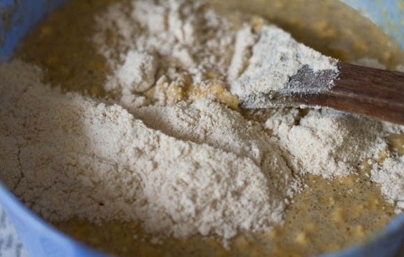 1. Этап. Тыквенные маффины: Далее перемешайте вместе мучную массу и молочную.