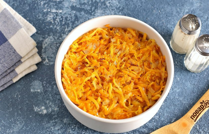 1. Этап. Слоеный салат с окорочком: Следующим слоем идет обжаренный лук с морковью.