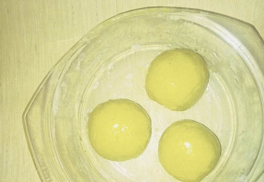 1. Этап. Чечевично-злаковые лепёшки с зеленью: Разделите тесто на 3 части, смажьте растительным маслом, накройте, оставьте до полного остывания, уберите в холодильник на 2 часа (я оставила на ночь).