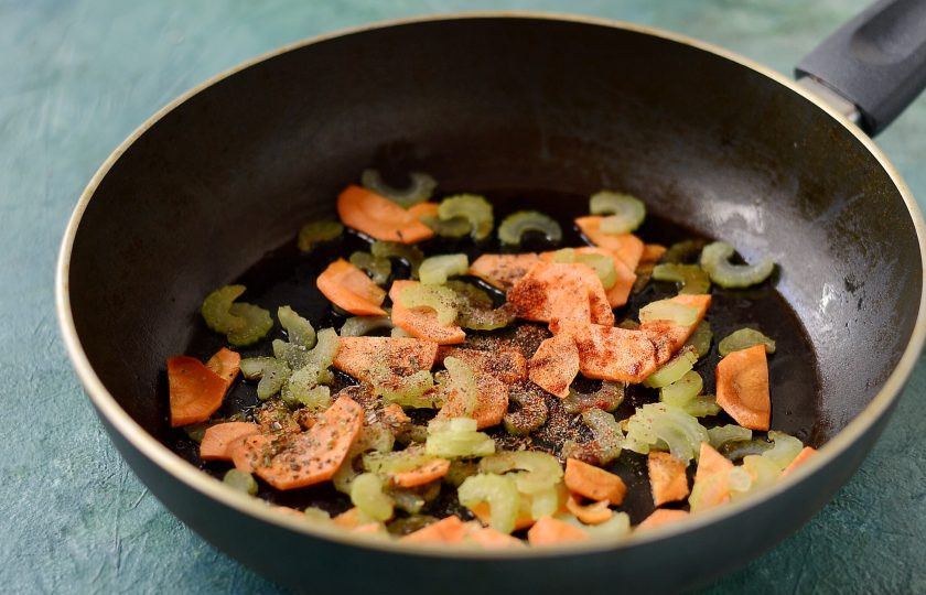 1. Этап. Рис с сельдереем и морковью: Обжарьте их в сковороде с маслом до легкого золотистого цвета. Влейте соевый соус, добавьте специи, перемешайте. Обжаривайте 2-4 минуты.