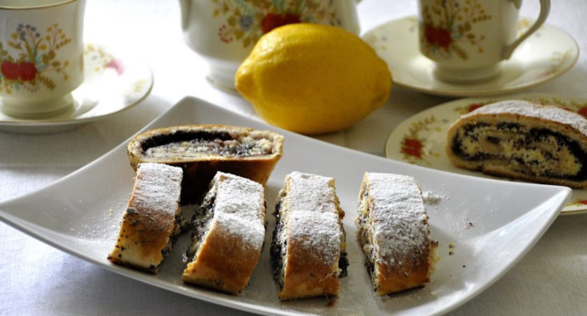 1. Этап. Венский рулет: Разрежьте рулет на порционные кусочки и подавайте к чаю или кофе. Венский рулет получился необыкновенно вкусным и ароматным. Приятного чаепития!