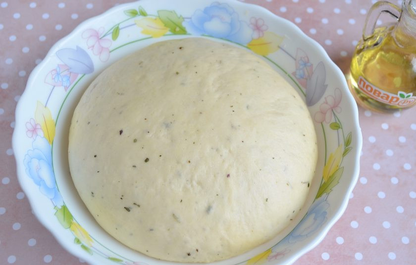 1. Этап. Булочки-косички: 7. Тесто подошло, осадите его руками. Муку больше использовать не нужно.