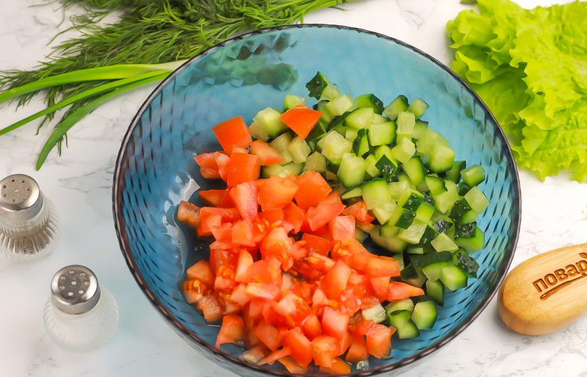 1. Этап. Салат Тёщин: Промойте овощи в воде, вырежьте зеленую сердцевинку из помидоров, а у огурца срежьте хвостики. Нарежьте мелкими кубиками и высыпьте в салатник.