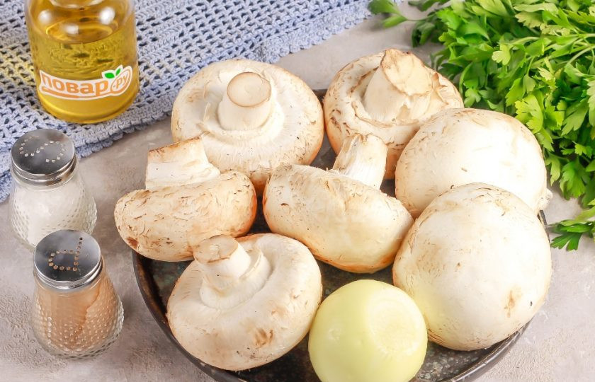 1. Этап. Жареные грибы: Подготовьте указанные ингредиенты. Приобретайте любые съедобные не маслянистые грибы. Промойте их в воде вместе с очищенным от кожуры репчатым луком.