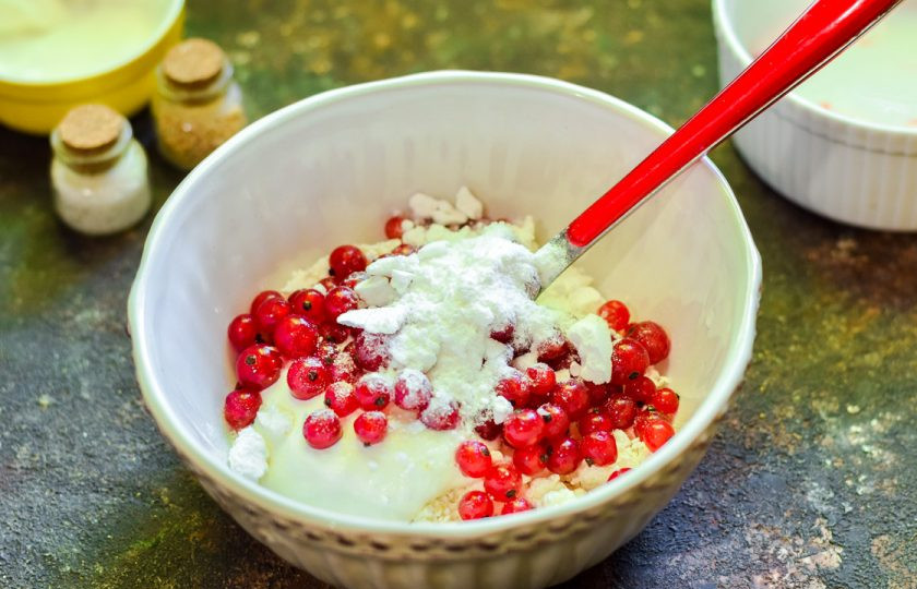 1. Этап. Рулет из лаваша с ягодами и творогом: Всыпьте сахарную пудру. По желанию добавьте ванильный сахар.