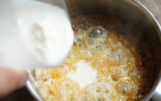 1. Этап. Грушевый шоколадный пирог: 2. Снимите с огня и тонкой струйкой влейте заранее подогретые сливки (очень осторожно, так как карамель может стрелять). Чем больше их вы добавите, тем более жидким получится соус. Для аромата в рецепте используется ваниль, вы можете также добавить в соус щепотку корицы.