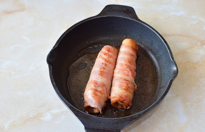 1. Этап. Рулеты с беконом: Постепенно они начнут подрумяниваться. Степень обжарки выбирайте на свой вкус.