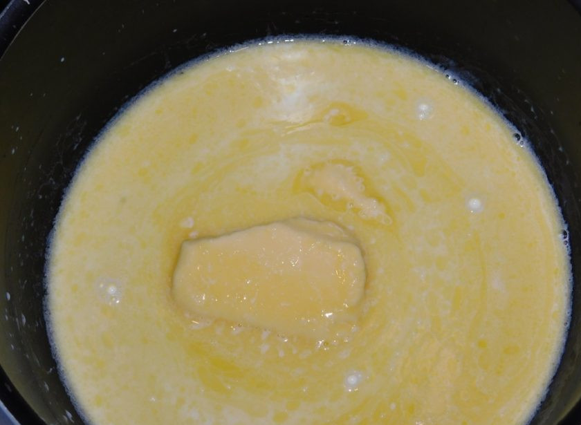 1. Этап. Профитроли с мясом: Для приготовления заварного теста соедините воду, молоко и сливочное масло. Доведите до кипения.