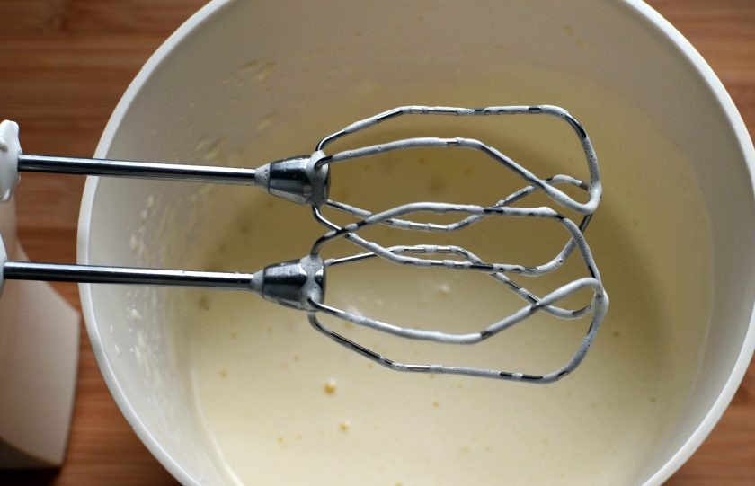 1. Этап. Рулет в кексе «Апельсиновый блюз»: Сначала испечем рулет. Разогрейте духовку до 180 градусов. Взбейте яйца с сахаром до образования пышной белой массы.