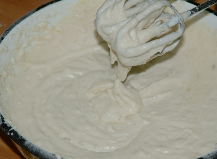 1. Этап. Банановый пирог: В смесь всыпаем муку, просеянную с разрыхлителем и последний раз перемешиваем.