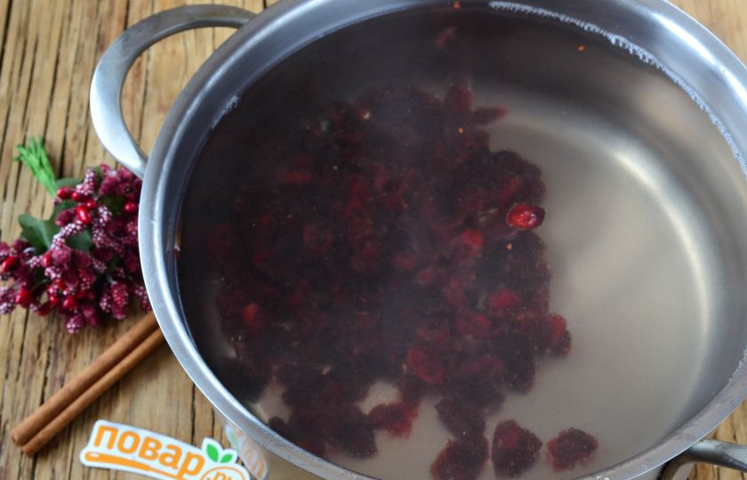 1. Этап. Напиток ягодный: 3. Пока вода будет закипать, клюкву залейте горячей водой и сразу же откиньте на дуршлаг. В кипящую воду отправьте клюкву и варите на медленном огне 5-10 минут.