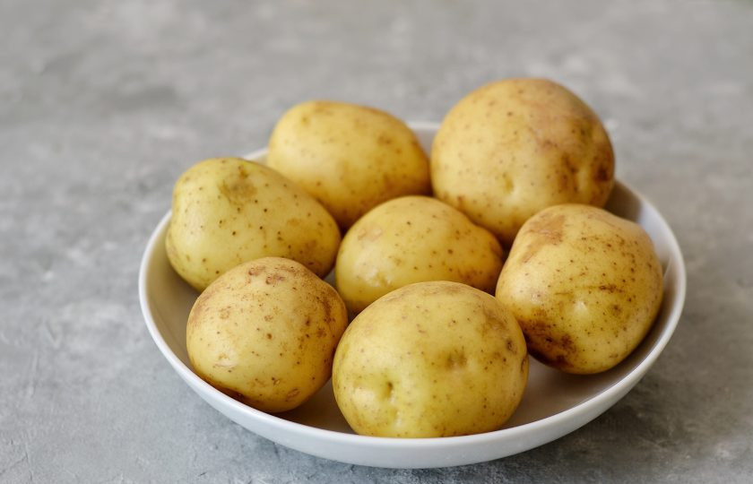 1. Этап. Картофель как на костре: Тщательно помойте клубни картофеля в кожуре.