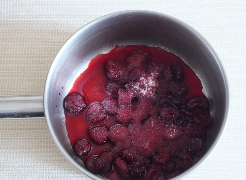 1. Этап. Ленивый чизкейк: В сотейник выложите вишню вместе с соком, добавьте сахар. Поставьте на средний огонь.