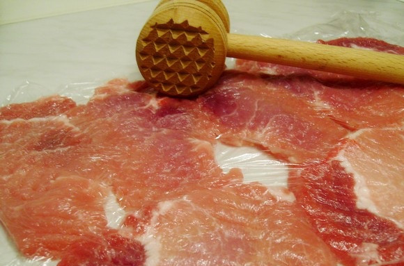 1. Этап. Отбивная с грибами и сыром: 2. Аккуратно отбить мясо молоточком, однако не слишком тонко, чтобы свинина в процессе приготовления не высохла.