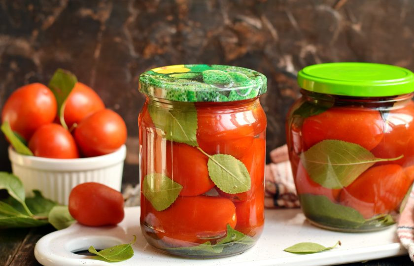 1. Этап. Помидоры с вишневыми листьями на зиму: Дайте банкам полностью остыть, можно накрыть их полотенцем. Отправьте заготовки в погреб или кладовую до зимы. Удачных заготовок!