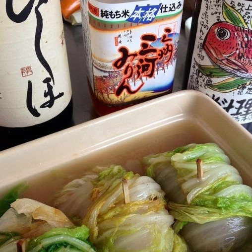 1. Этап. Китайская капуста, фаршированная коричневым рисом: Выкладываем голубцы в форму для запекания, заливаем бульоном. При желании, для придания блюду более восточного оттенка, добавьте в бульон соевый соус, соус мирин или саке.