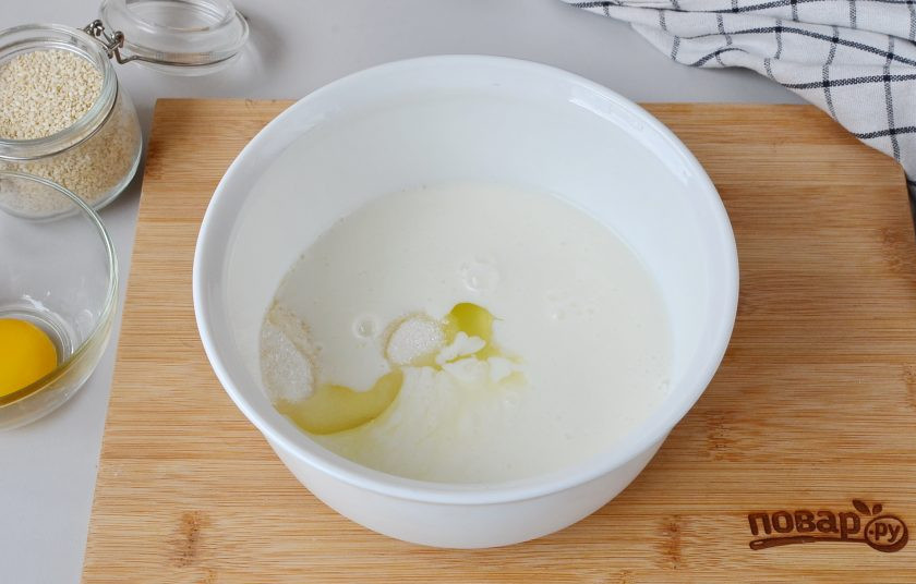 1. Этап. Пышки в духовке: В миске соедините белок яйца или целое яйцо, если мелкое, с солью, сахаром, теплым кефиром.