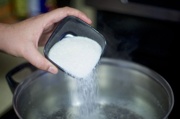 1. Этап. Фруктово-ягодный компот: Ставим кастрюлю с водой на огонь, добавляем сахар. Варим пару минут.