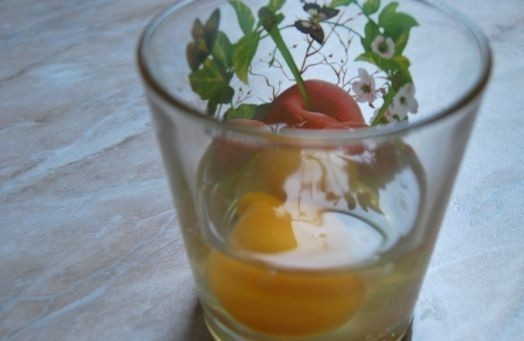 1. Этап. Торт Наполеон с очень вкусным кремом: Теперь очередь второго теста. В стакане взбейте яйца с содой.