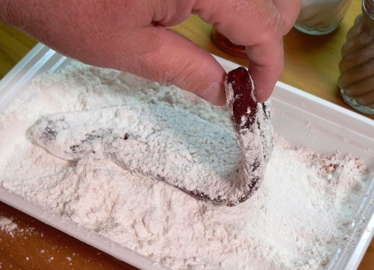 1. Этап. Жареная печень: Посолите, поперчите и присыпьте паприкой каждый кусочек печени, затем панируйте в муке.