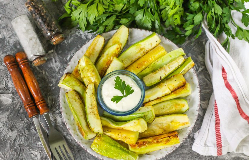 1. Этап. Диетические кабачки в духовке: Готовое блюдо выложите на тарелку, подайте к столу с нежирным густым йогуртом без добавок или нежирной сметаной.