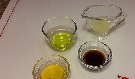 1. Этап. Новогодний салат мандариновый с сыровяленой индейкой: Для заправки понадобиться: - масло оливковое - салатное, - соевый соус, - мед, - сок лимона