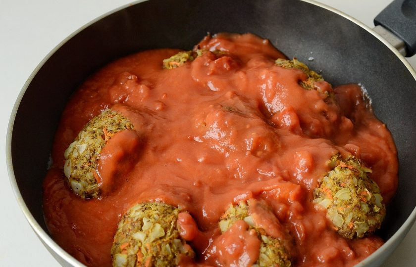 1. Этап. Ленивые вегетарианские голубцы: Влейте томатную подливку на сковороду. Накройте крышкой и тушите голубцы 20 минут на среднем огне.