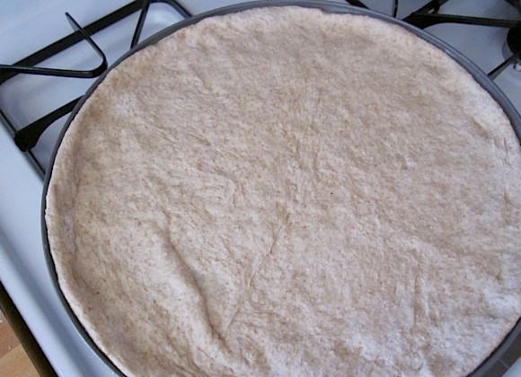 1. Этап. Тесто для пиццы из цельнозерновой муки: 10. Выложите лепешку на противень, присыпанный панировочными сухарями.