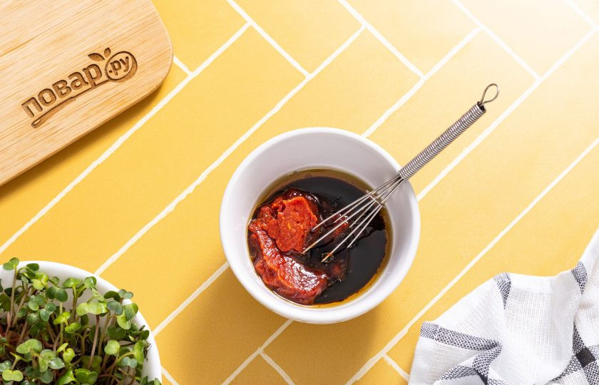 1. Этап. Рисовые токпокки: Для соуса смешайте пасту кочуджан с кукурузным сиропом, кунжутным маслом и соевым соусом.