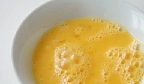 1. Этап. Пасха из молока: Яйца взбить венчиком.