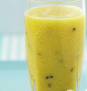 1. Этап. Коктейль Яблочный шейк: 4. Добавить ягоды, снова смешать фруктовую массу, и только после этого лейте сок и окончательно взбивайте коктейль до полной однородности.