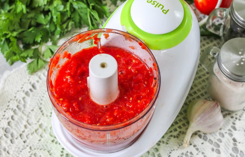 1. Этап. Борщ с болгарским перцем: Поместите нарезки томатов и перца в измельчитель, отпюрируйте все до однородности в течение 1-2 минут.