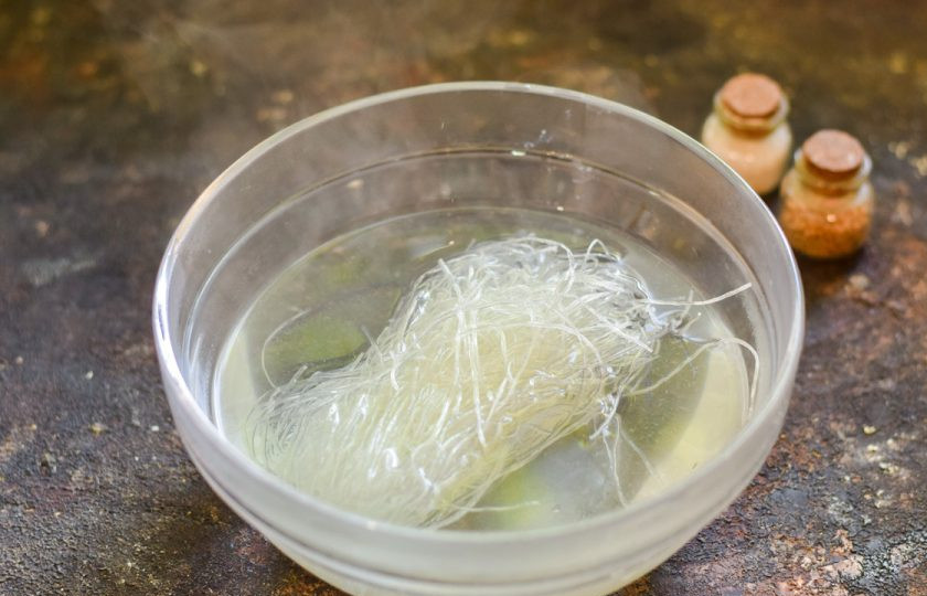 1. Этап. Фунчоза с тунцом: Залейте фунчозу крутым кипятком и оставьте на 4 минуты, после воду слейте. Если передержать фунчозу, она будет как разваренные макароны поэтому не стоит этого делать.