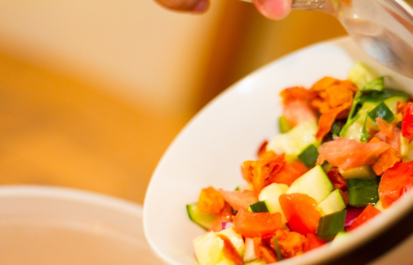 1. Этап. Салат Рыжая красавица: Смешайте овощи и сухофрукты с кускусом. Из лимонов выжьмите сок и заправьте салат 