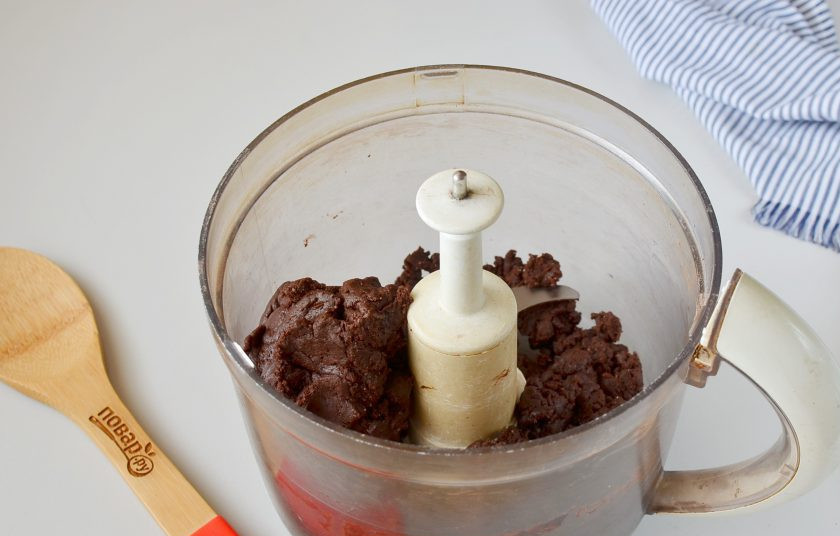 1. Этап. Мягкое шоколадное печенье: Мое тесто готово было после первой чайной ложки воды, оно стало собираться, к рукам не липнет. Достаньте его из комбайна.