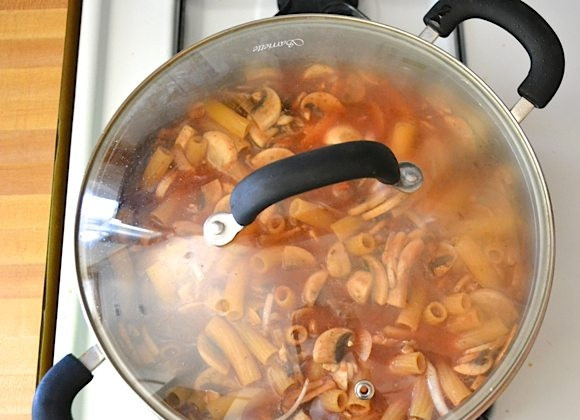 1. Этап. Макароны с сосисками и грибами в томатном соусе: 7. Накройте кастрюлю крышкой и после закипания готовьте на слабом огне 15-20 минут.