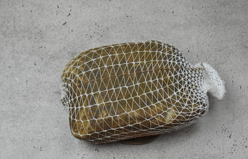 1. Этап. Коппа: На данном этапе можно натереть мясо смесью специй без добавления соли. Поместите мясо в оболочку. Это может быть коллагеновая пленка или вощеная бумага. Я воспользовалась лайфхаком с сайта изготовителей домашних колбас. Поместила кусок мяса в новый капроновый носок и формовочную сетку. Закрепила концы с обеих сторон.