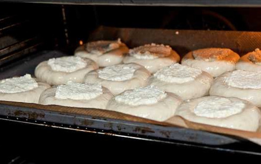 1. Этап. Королевские ватрушки с творогом: 11. Отправьте противень в разогретую до 190 градусов духовку и выпекайте минут 15-20 до румяности.